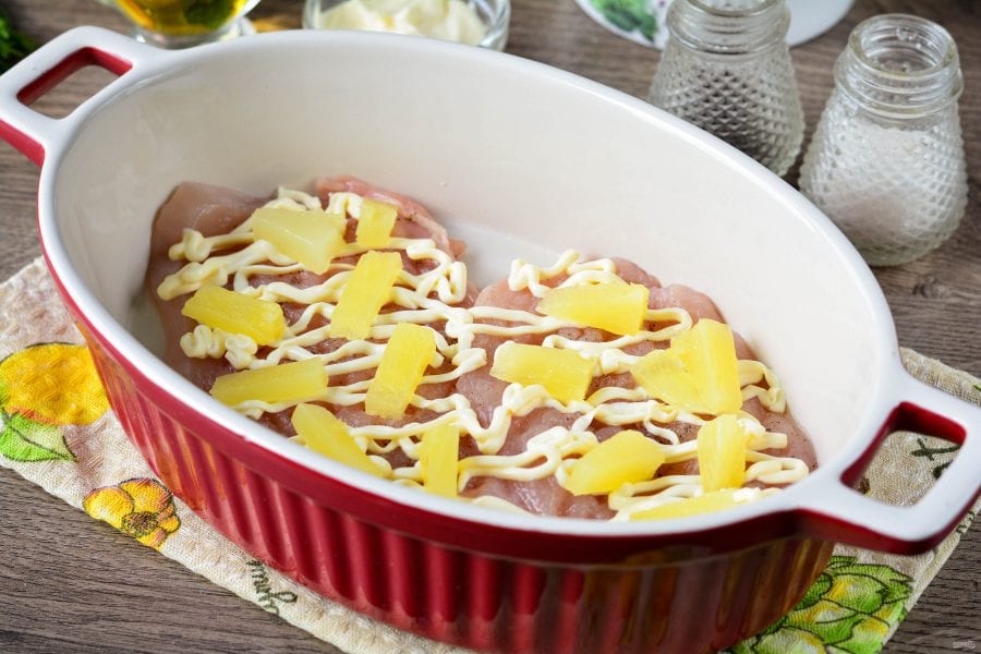 Курица с ананасами: рецепт пикантного блюда по-гавайски (Фото)