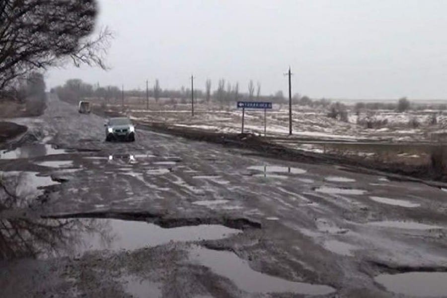 Сперва мост, а теперь национальная трасса: водители бьют тревогу из-за убитой трассы Никополь - Запорожье