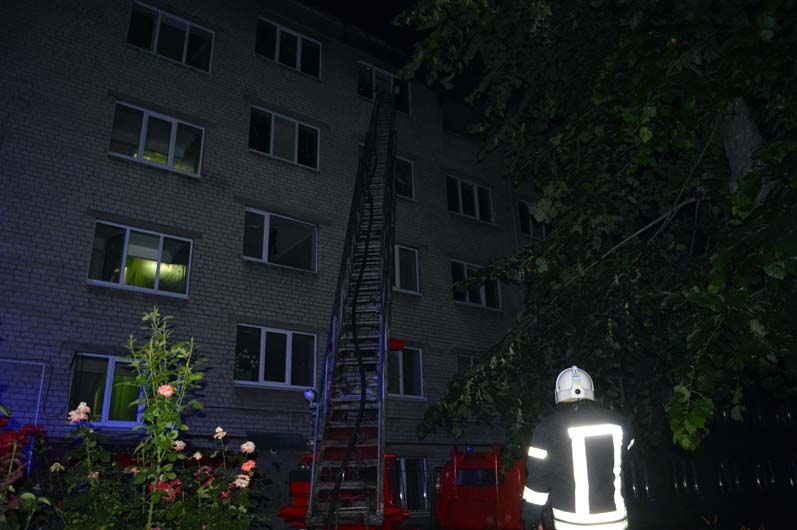 В Днепре пожар в общежитии медакадемии: в здании находилось более 100 человек