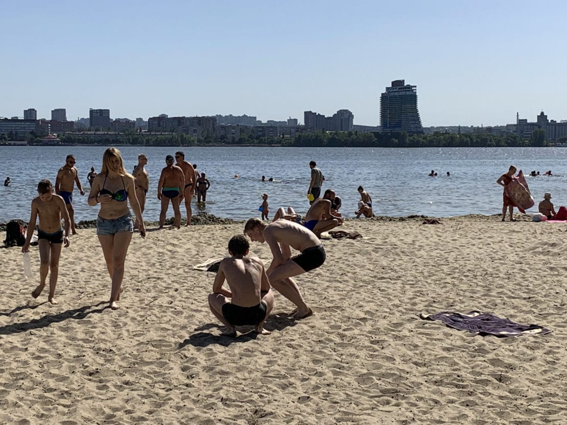 Жара в Днепре: на Воронцовском пляже уже вовсю купаются и загорают (Фото)