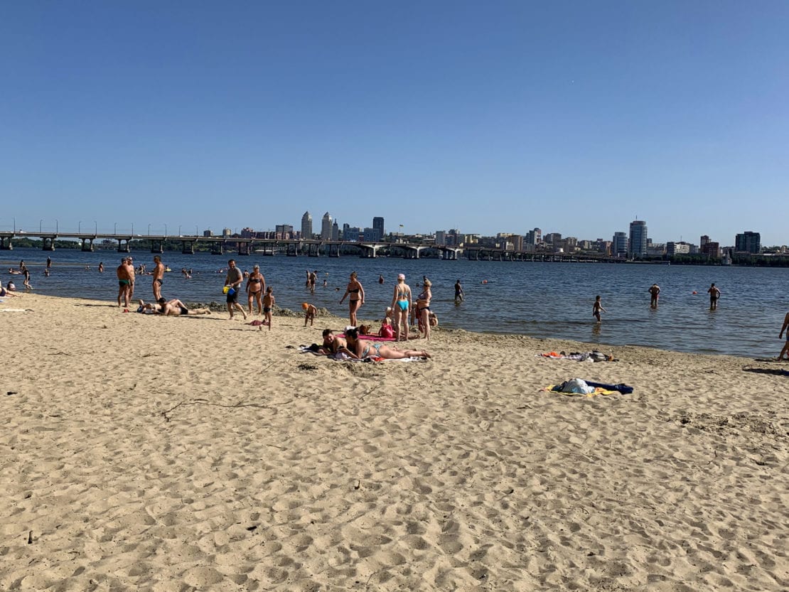 Жара в Днепре: на Воронцовском пляже уже вовсю купаются и загорают (Фото)