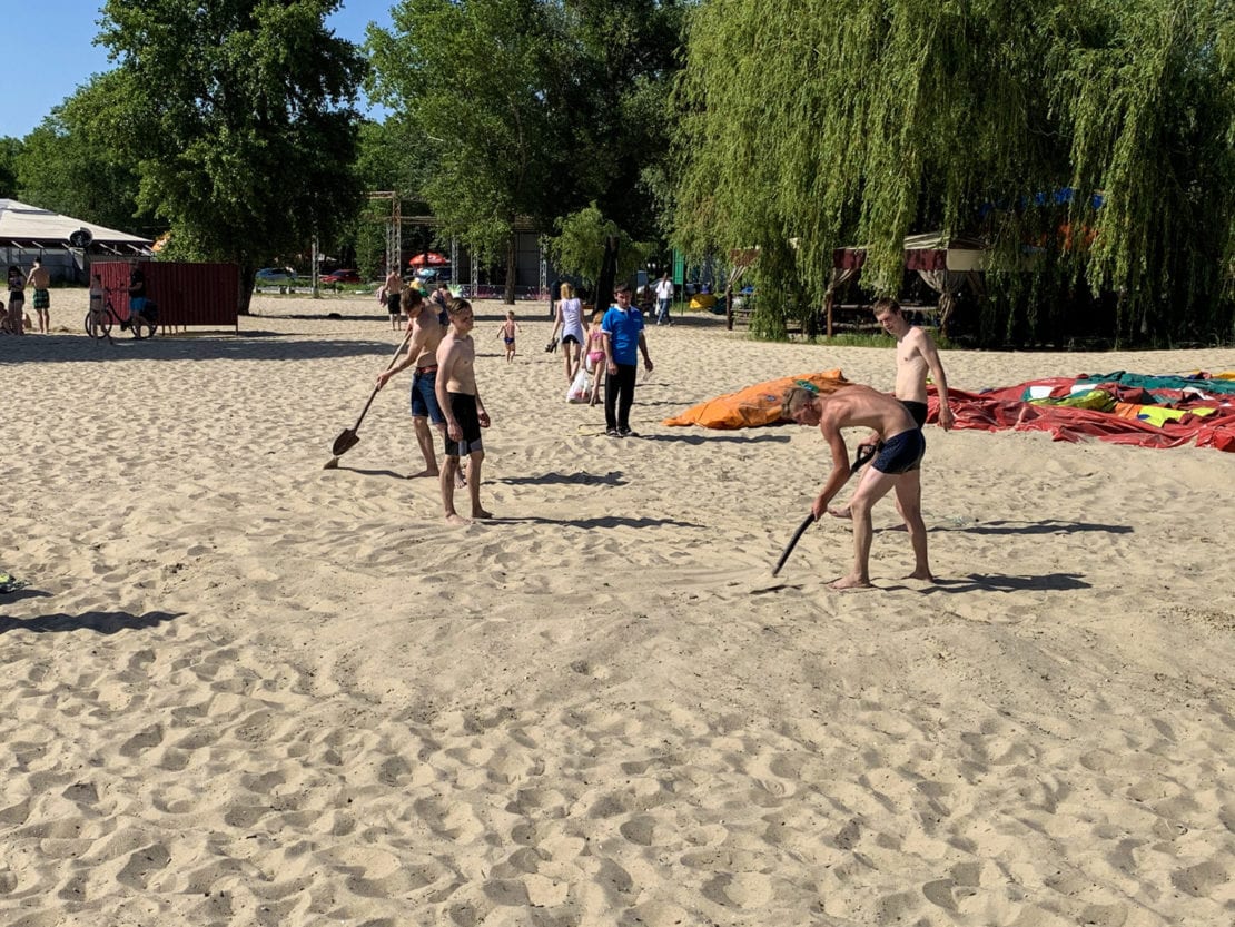 Жара в Днепре: на Воронцовском пляже уже вовсю купаются и загорают (Фото)