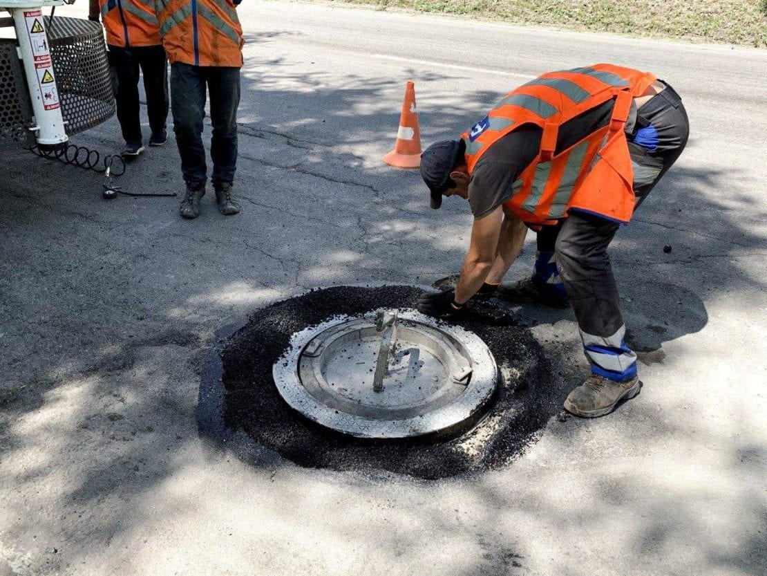 В Днепре на ул. Яснополянской устанавливают антивандальные люки. Новости Днепра