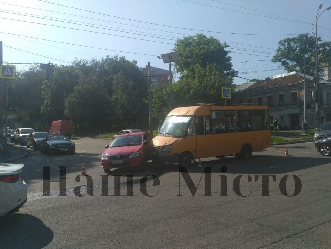 В Днепре на проспекте Поля маршрутка врезалась в иномарку