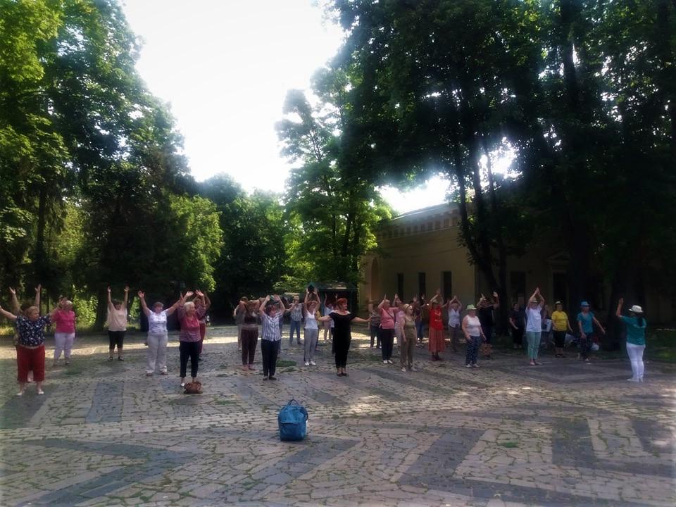 У Дніпрі для слухачів Університету третього віку проводять зарядку на свіжому повітрі