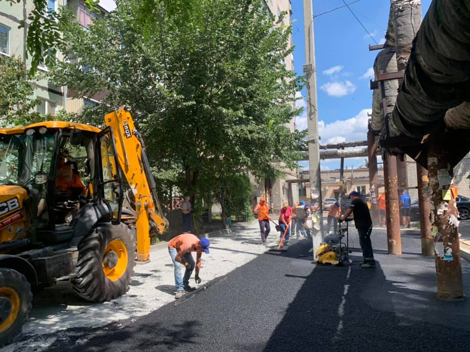 Жители "Райончика" благодарны за новый асфальт под злосчастной аркой