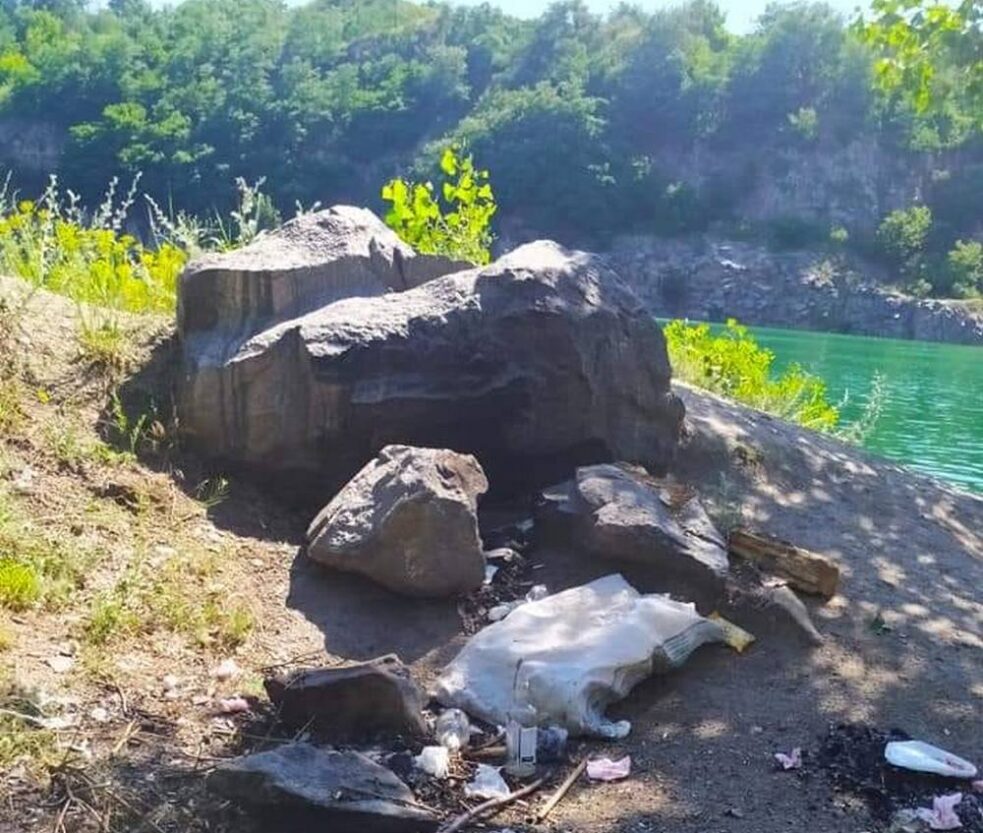 Горы мусора: в Днепре уничтожают карьер в Старых Кодаках