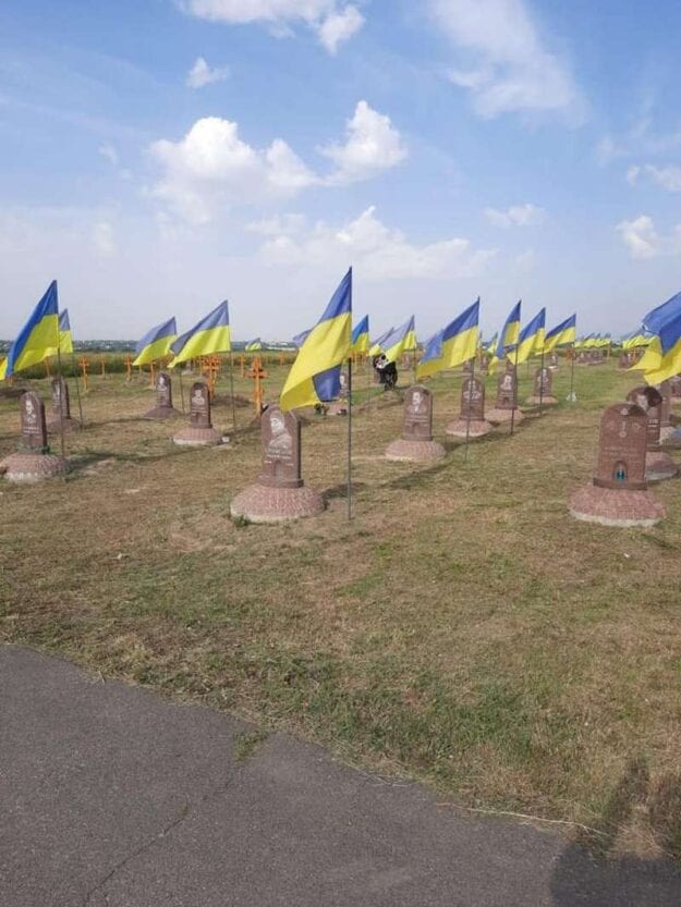 На Краснопольском кладбище провели регулярную уборку