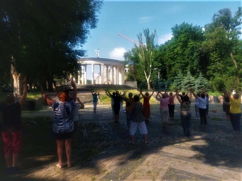 У Дніпрі для слухачів Університету третього віку проводять зарядку на свіжому повітрі