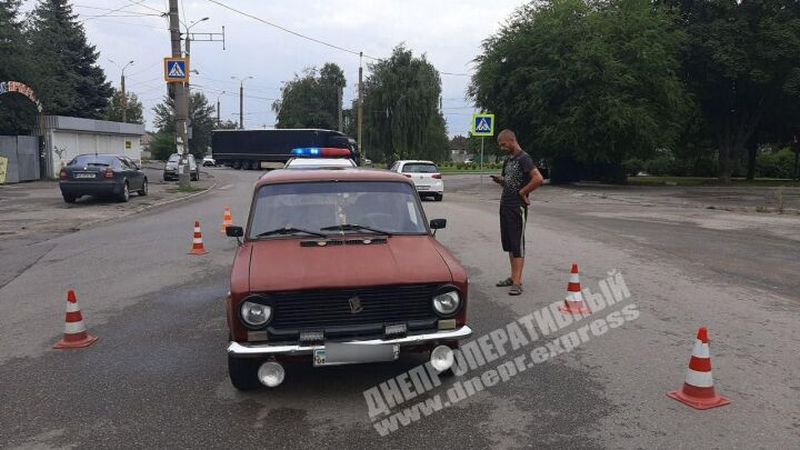 В Днепре автомобиль сбил пешехода возле автобусной остановки