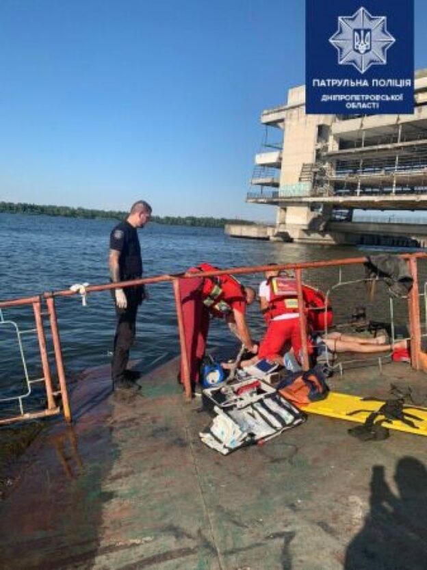 В Днепр откачали пьяного мужчину, который едва не утонул в реке