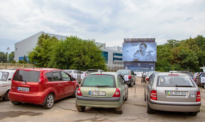 У Дніпрі розпочався перший автокінофестиваль українського кіно «FESTinCAR2020»