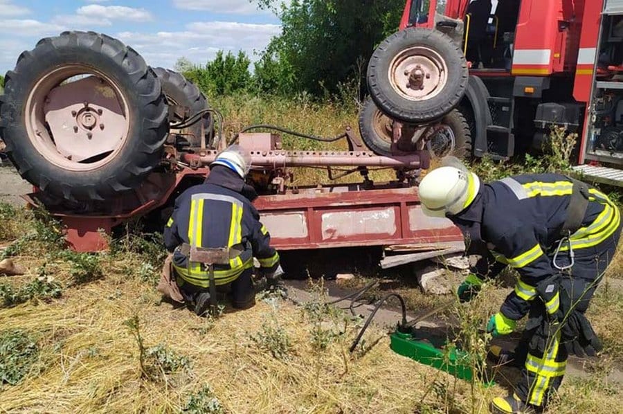 Под Днепром во время движения перевернулся трактор, есть жертвы