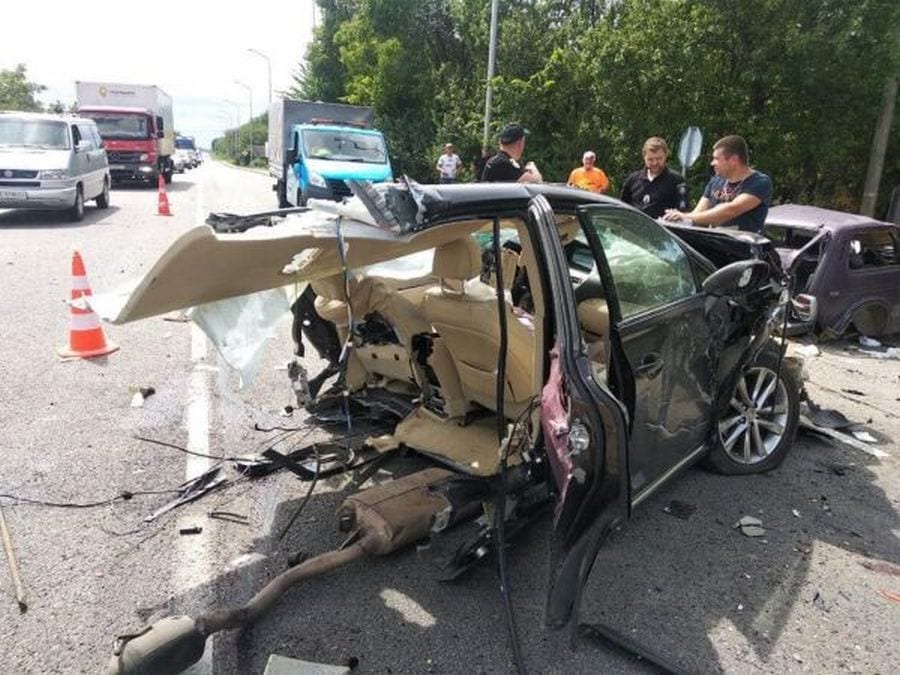 Элитный автомобиль разорвало на две части: погибла девочка (Фото)