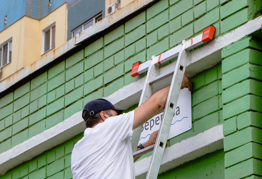 У Дніпрі розпочали пілотне тестування адресних табличок на багатоповерхівках