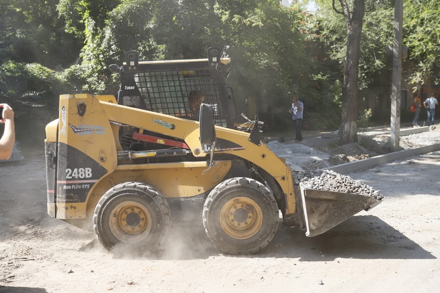 На вулицях Дніпра оновлюють паркувальний простір