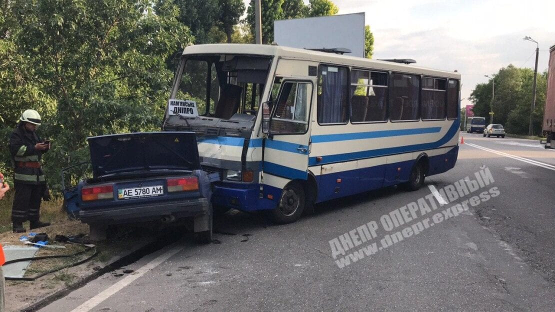 Жесткое ДТП с пострадавшими: в Днепре на Киевской ВАЗ в лобовую влетел в автобус (Фото)