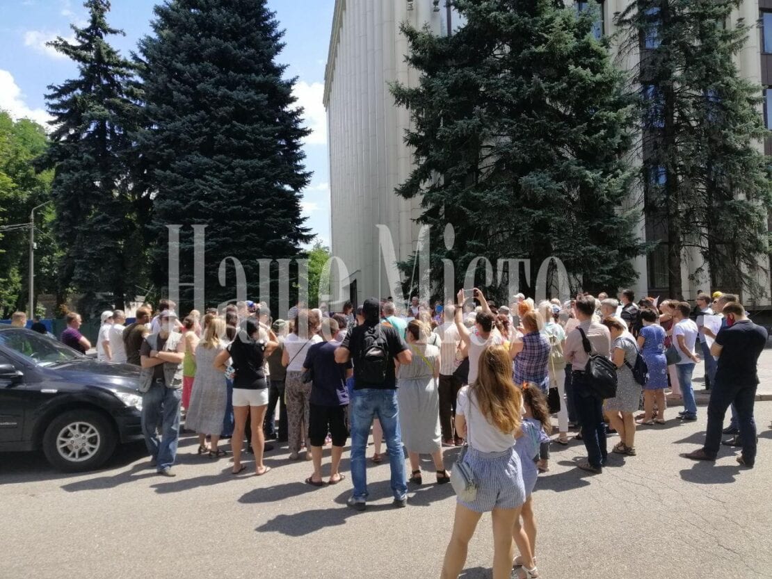 В Днепре прошел митинг против дистанционного образования