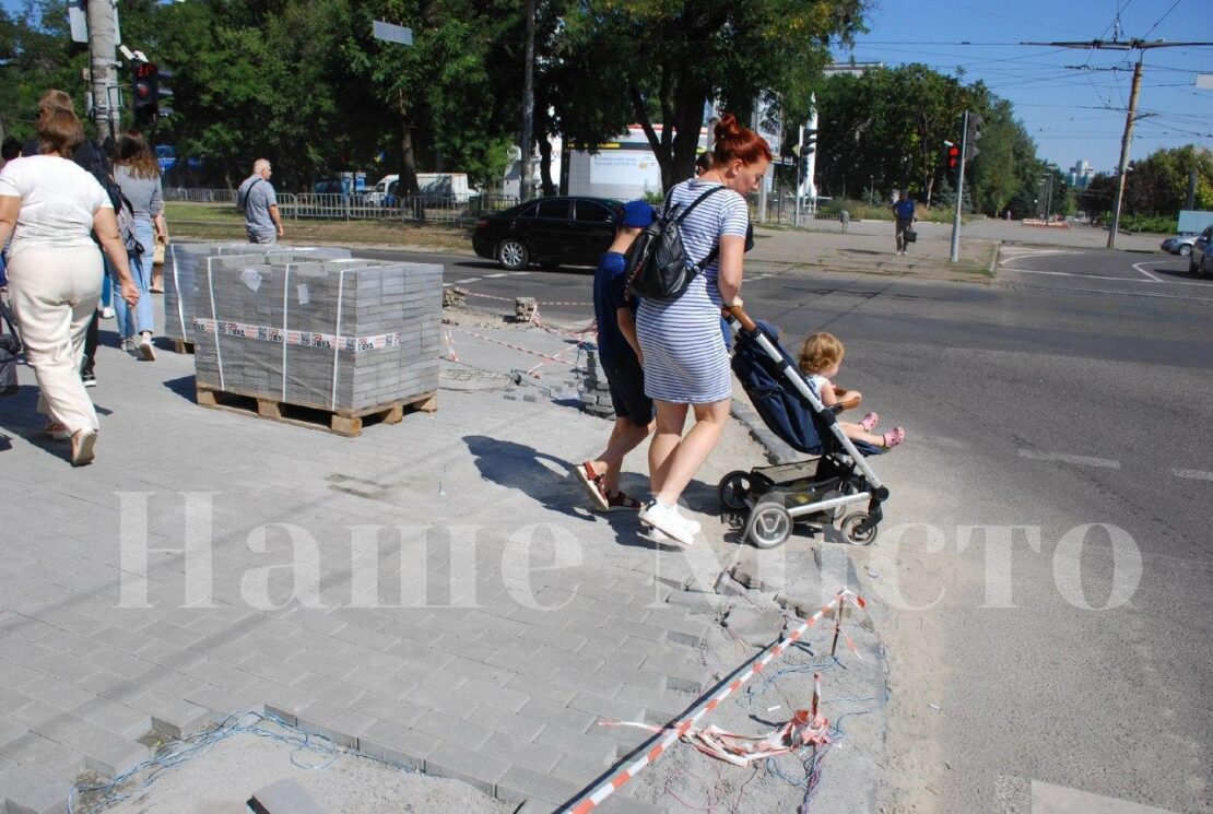 В Днепре завершается капитальный ремонт тротуаров на перекрестке проспектов Поля и Пушкина (Фото)