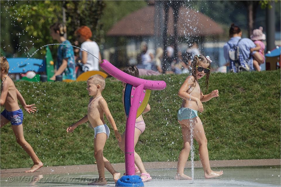 Как днепряне проводят лето в сквере "Прибрежный" (Фото)