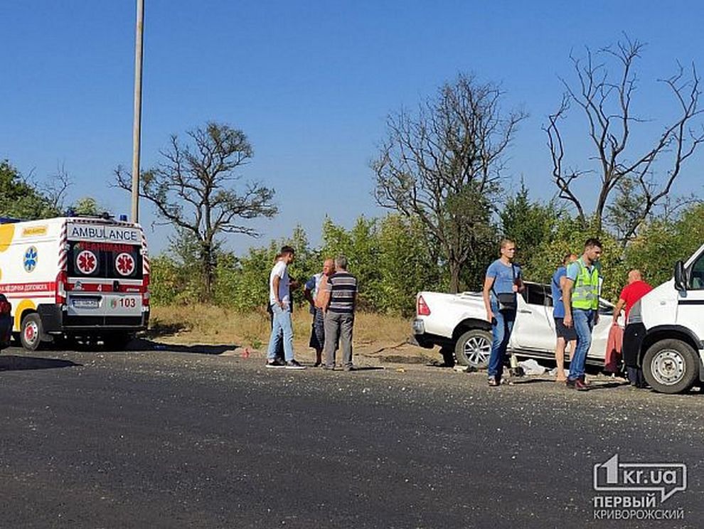 Под Днепром пикап протаранил фуру и столб: погибло два человека