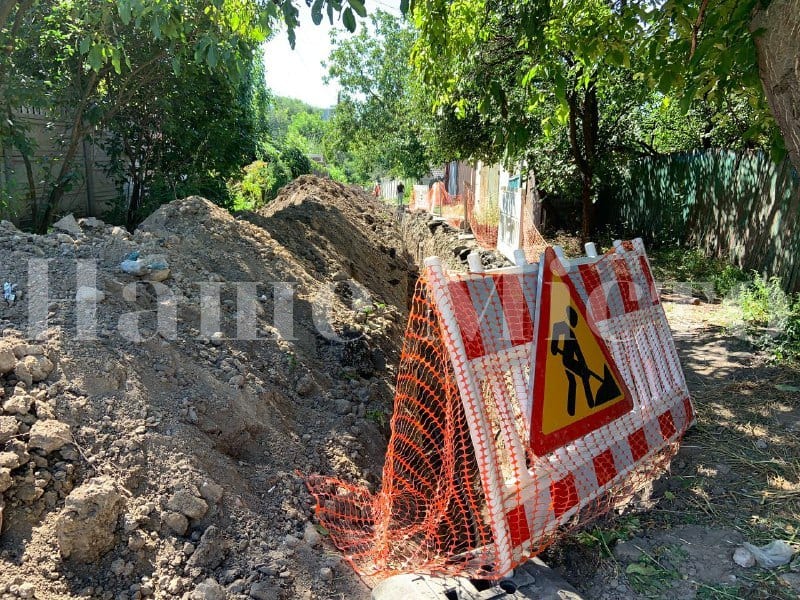 В Днепре на улице Закарпатской проводятся плановые работы по замене аварийных участков трубопровода. Первая часть была сделана еще в прошлом году.