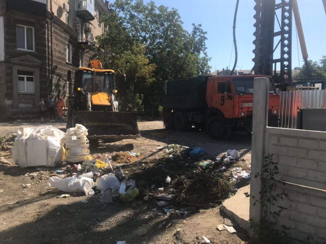 В Днепре коммунальщики ликвидировали огромную стихийную свалку