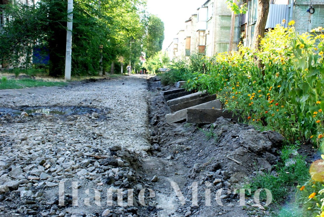 "Не поверили своим глазам": В АНД районе Днепра ремонтируют дороги и дворы на пер. Васильевский