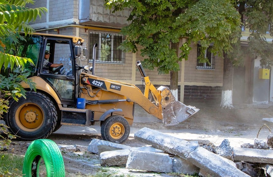 «Раніше можна було ноги поламати»: у Дніпрі ремонтують внутрішньоквартальні дороги по вулиці Калиновій