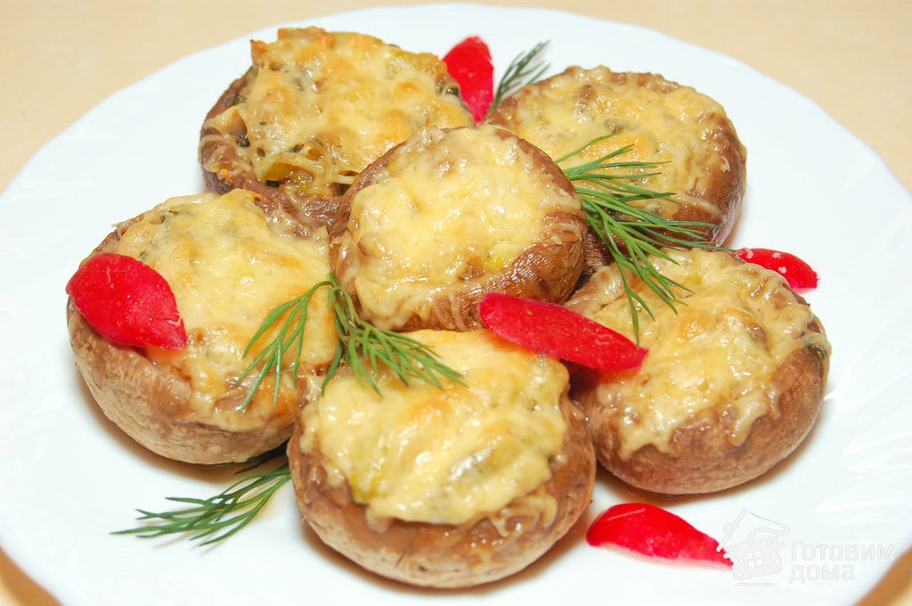 Фаршированные грибы с сыром: сытное блюдо на ужин (Фото)