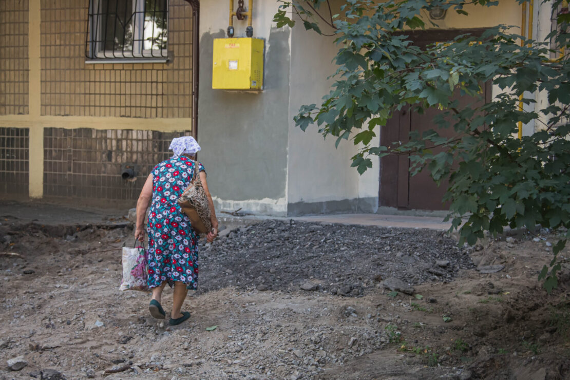 Новый асфальт, бордюры и парковочные карманы: в АНД районе благоустраивают двор на Калиновой (Фото)