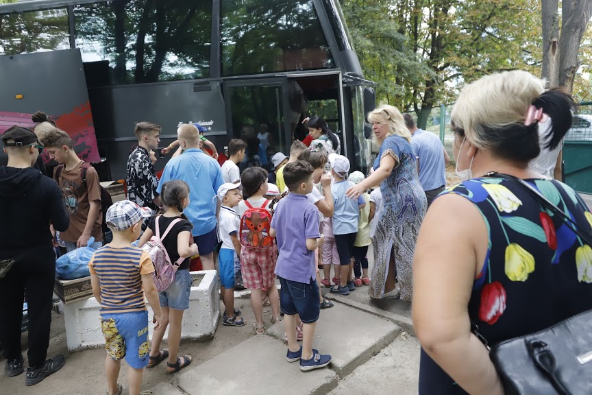 У Дніпрі дітей-сиріт відправили на відпочинок