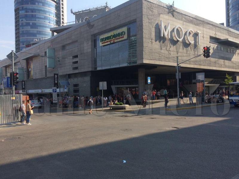 В Днепре возле "Мост-сити" много полиции и толпа людей: что происходит