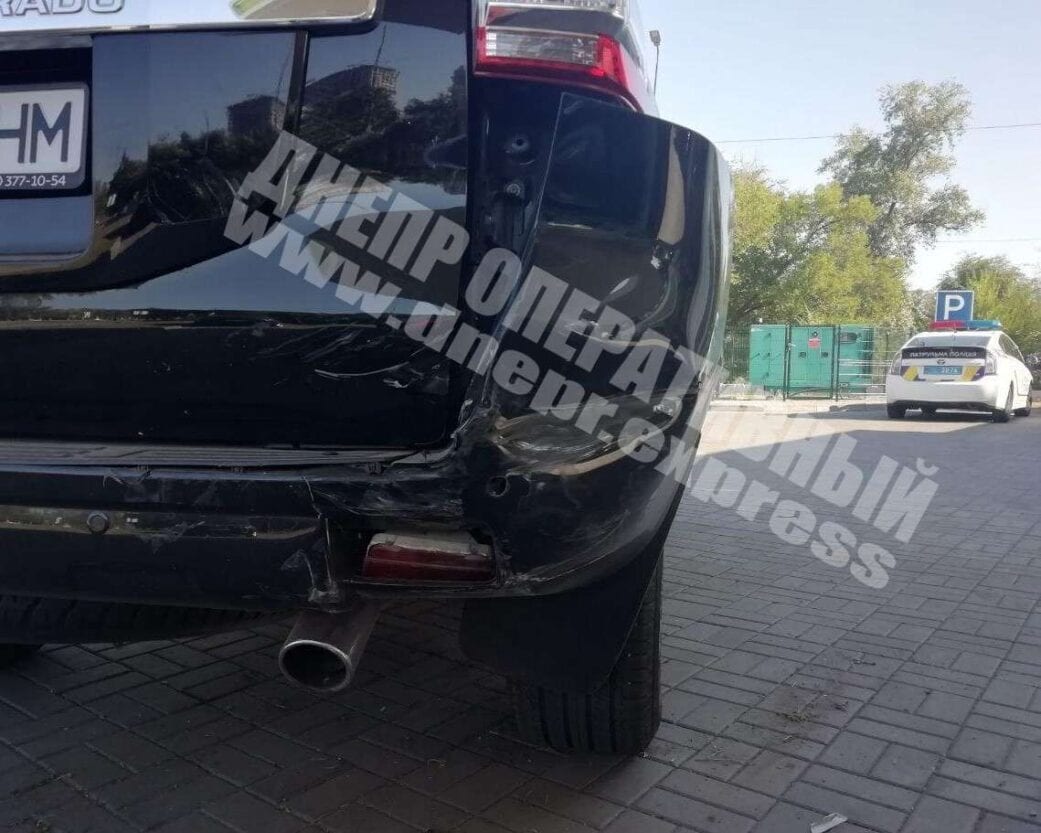 В Днепре на набережной Mercedes на высокой скорости врезался в заправку "ОККО" (Фото)