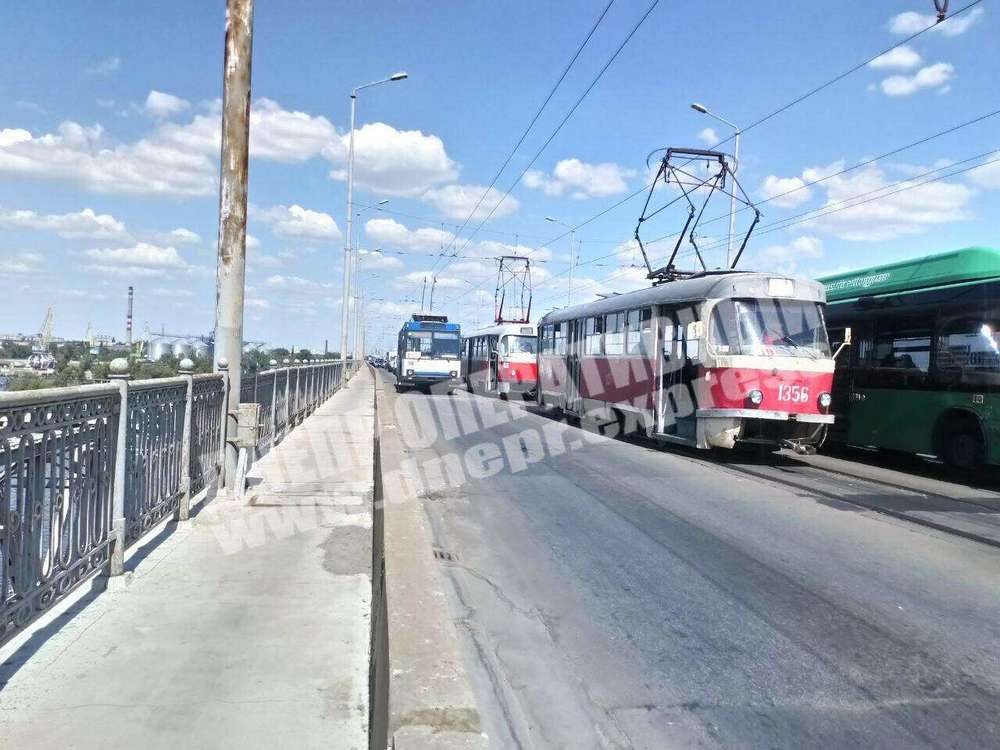 В Днепре парализовано движение на Старом мосту: произошло ДТП (Фото)