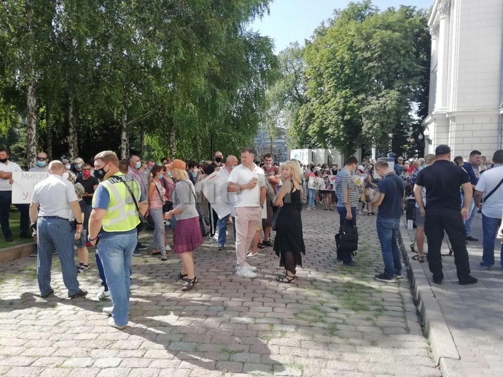 В Днепре под облсоветом проходят сразу два массовых митинга