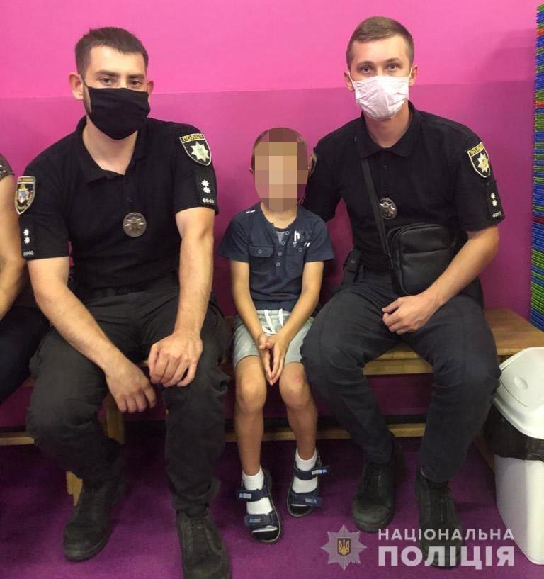 В Днепре пьяный отчим потерял ребенка в торговом центре