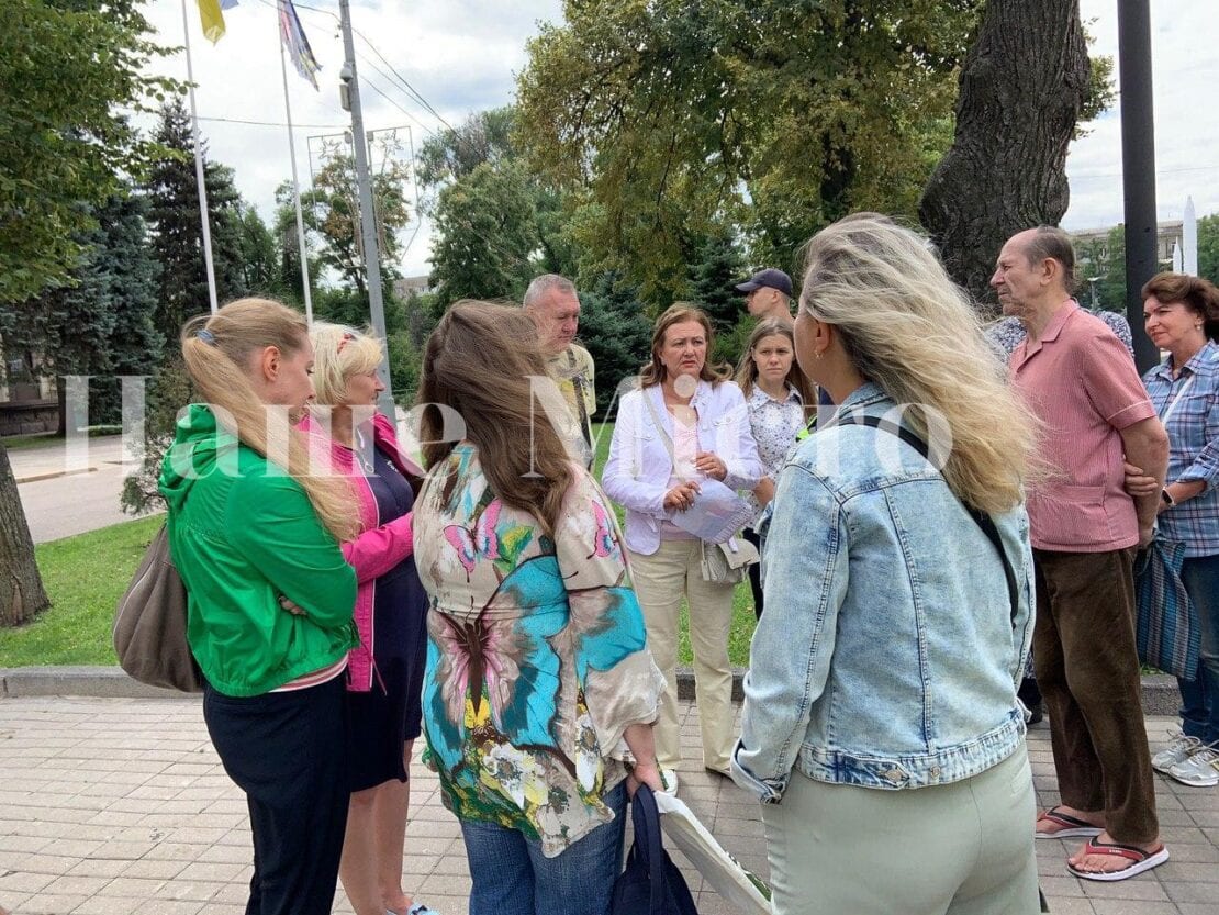 В Днепре возле ОГА жгут фаера: что происходит (Фото)