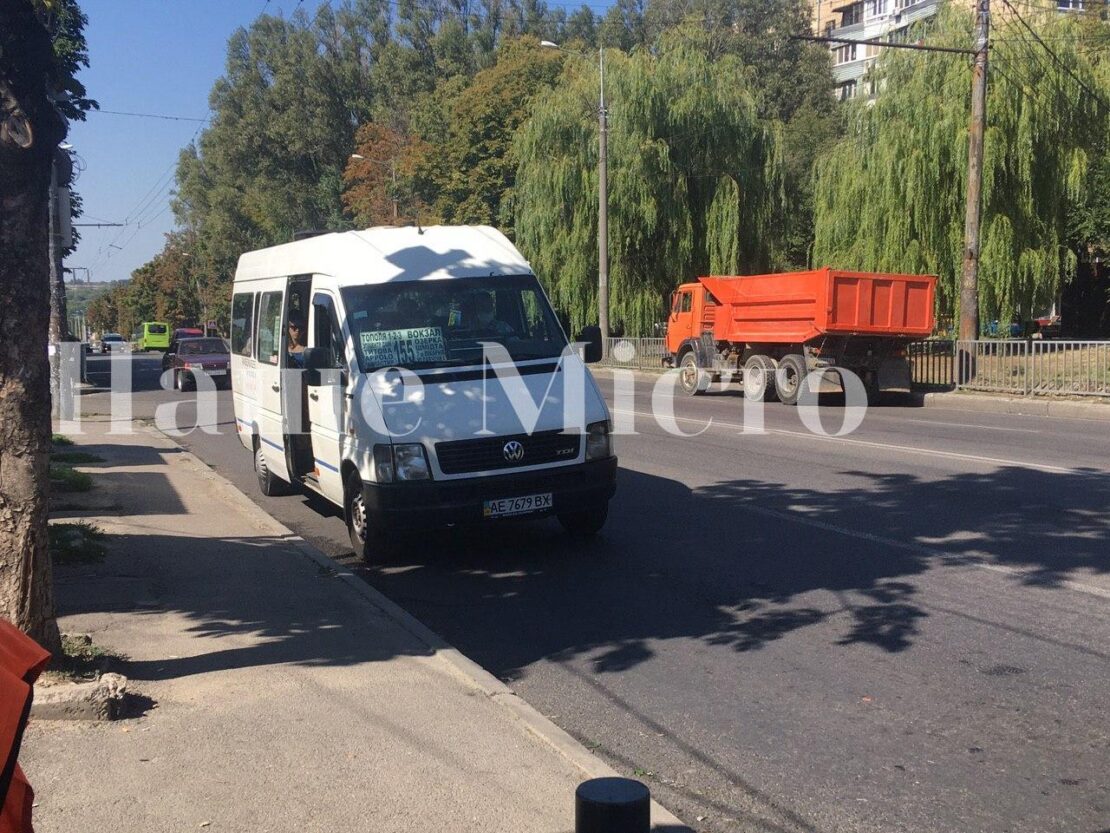 В Днепре перепуганные маршрутчики не берут стоячих пассажиров: люди не могут сесть в автобусы 