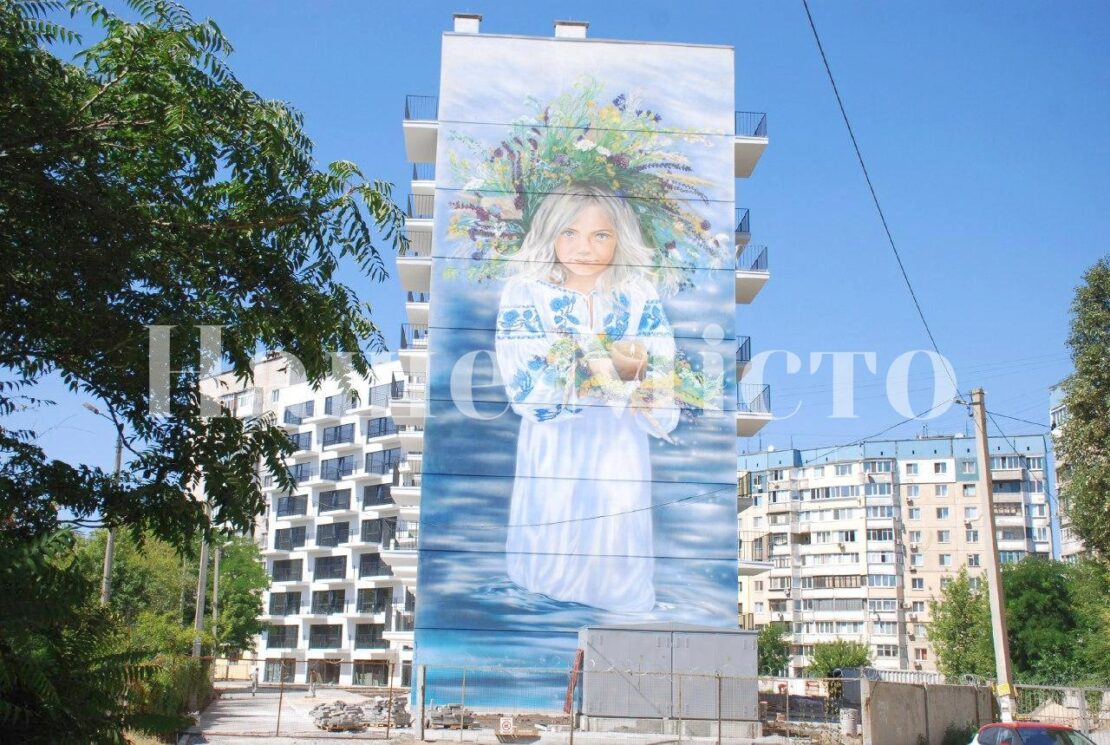 Мурал с маленькой украинкой в вышиванке в Днепре (Фото)