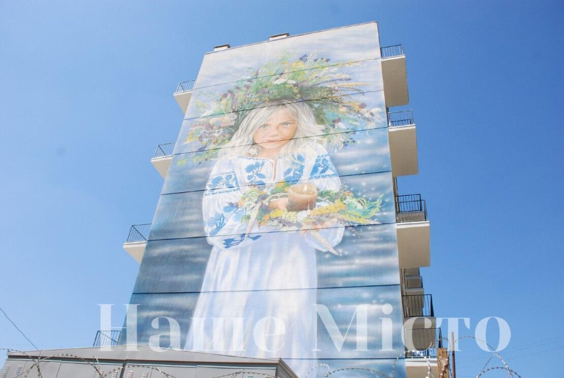 Мурал с маленькой украинкой в вышиванке в Днепре (Фото)