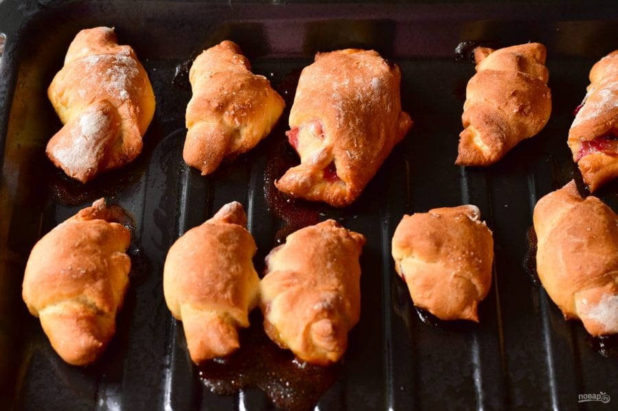Пышные рогалики со сливой: рецепт вкусной осенней выпечки (Фото)