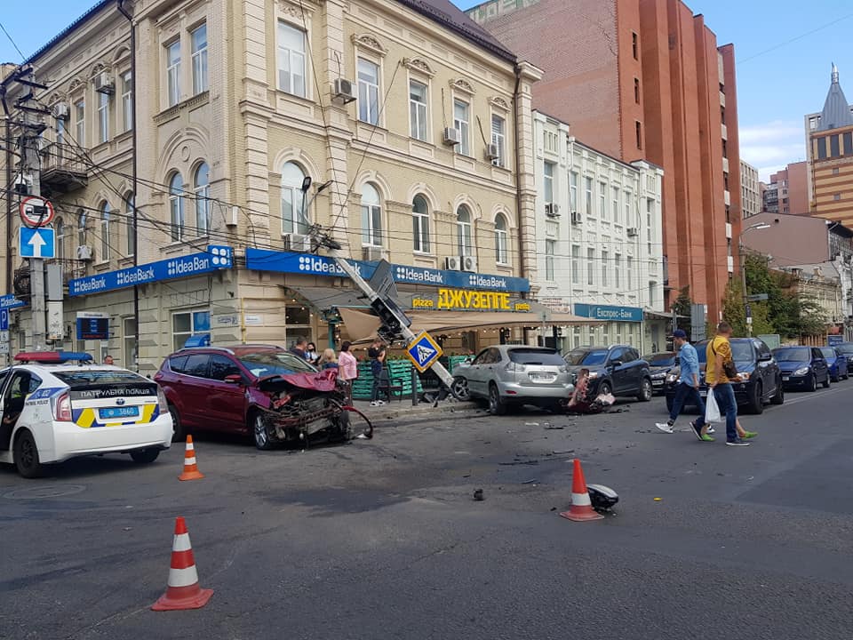 ДТП Днепр: авто всмятку, двое пострадавших (Фото, видео)