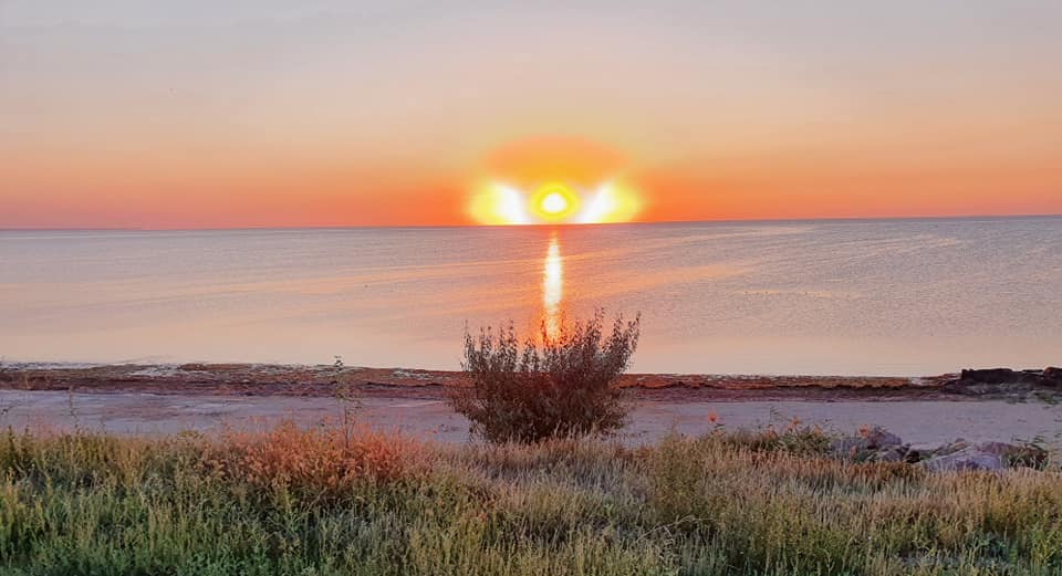 На Азовском море запечатлели ангельский рассвет (Фото)