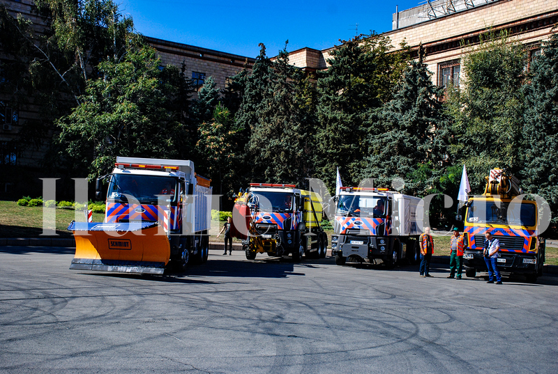 Парад коммунальной техники в Днепре (ФОТОРЕПОРТАЖ)