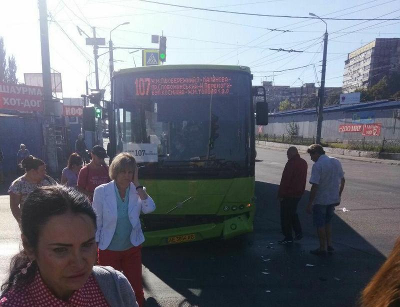 В Днепре попал в аварию 107-й автобус. Новости Днепра