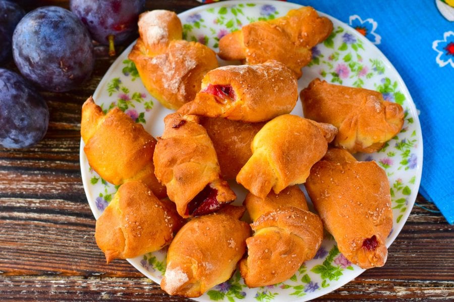 Пышные рогалики со сливой: рецепт вкусной осенней выпечки (Фото)
