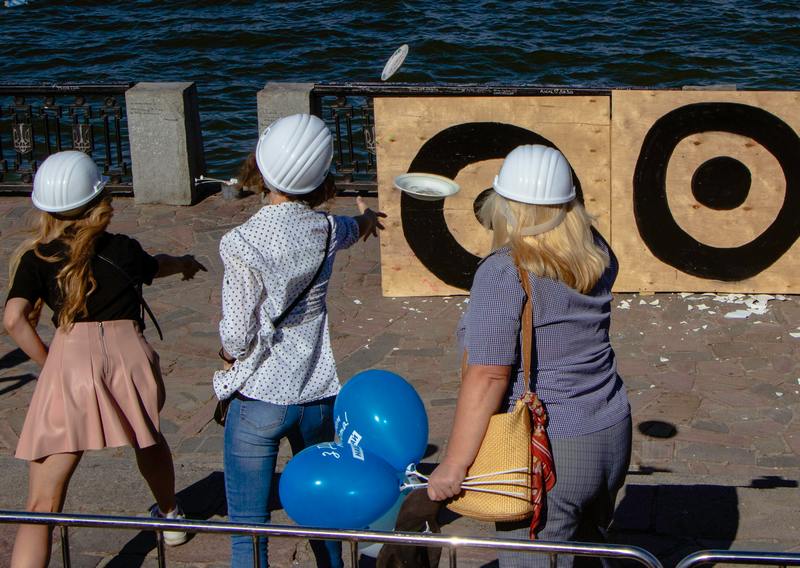 В Днепре на День города разбили «на счастье» полторы тысячи тарелок (Фото)