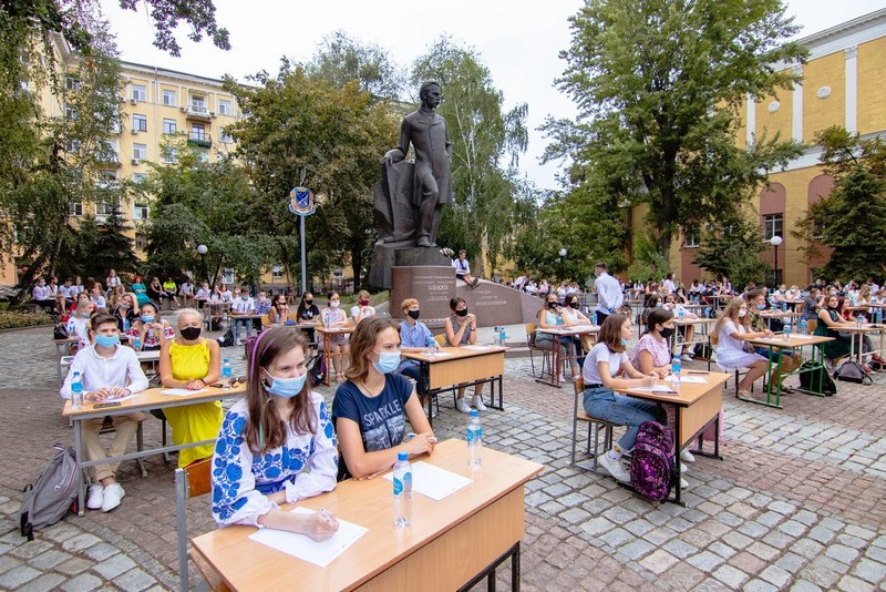 У Дніпрі одночасно понад 200 людей під відкритим небом написали диктант про Олександра Поля