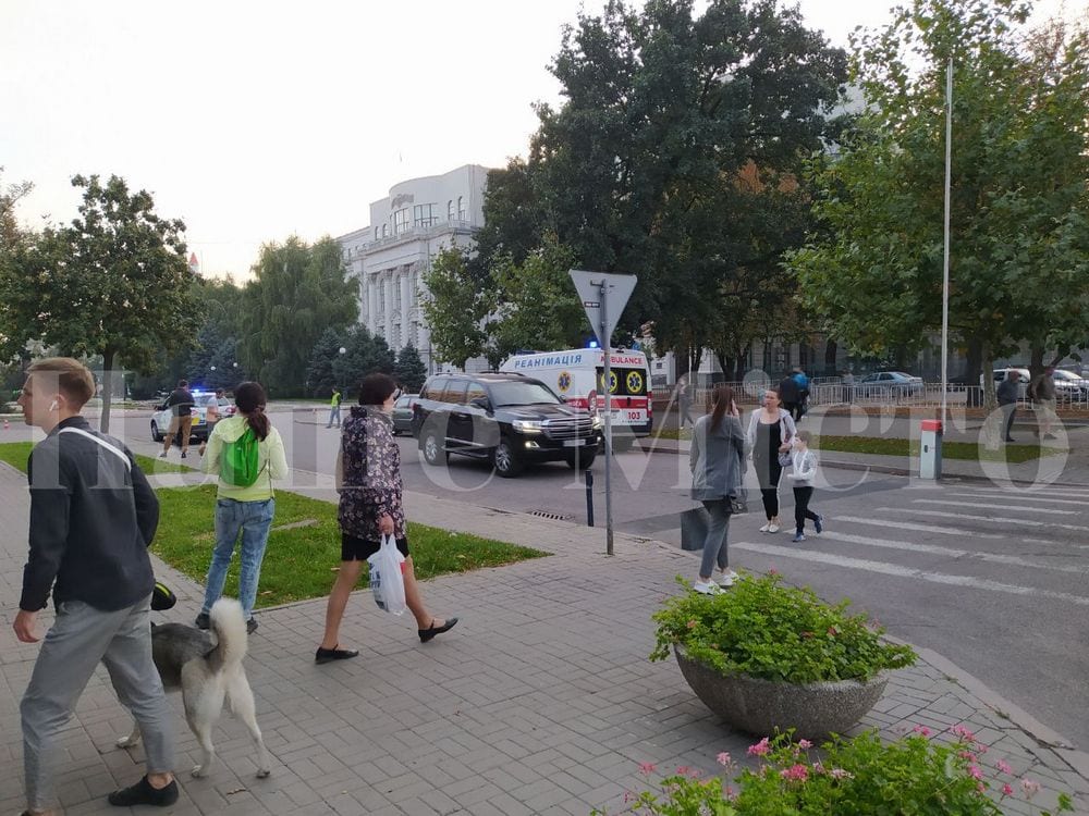  В Днепре полиция оцепила площадь между ОГА и облсоветом: сильный запах дыма (Фото)